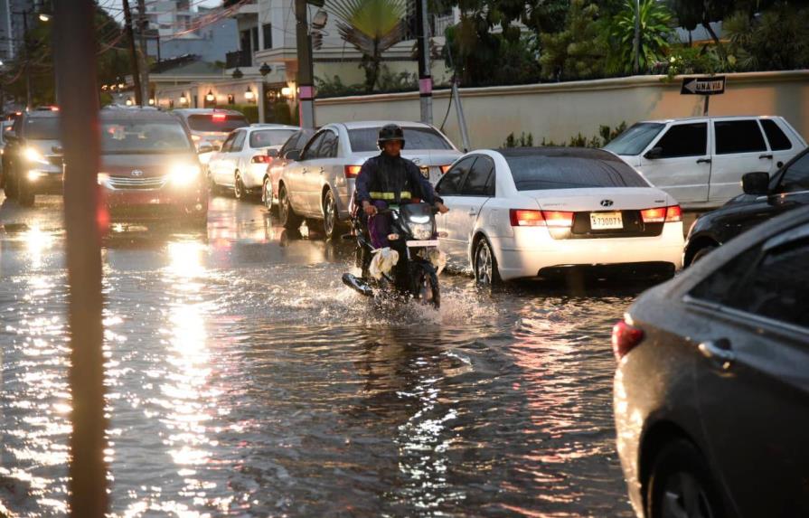Lluvias ocasionan inundaciones en avenidas y sectores de Santo Domingo