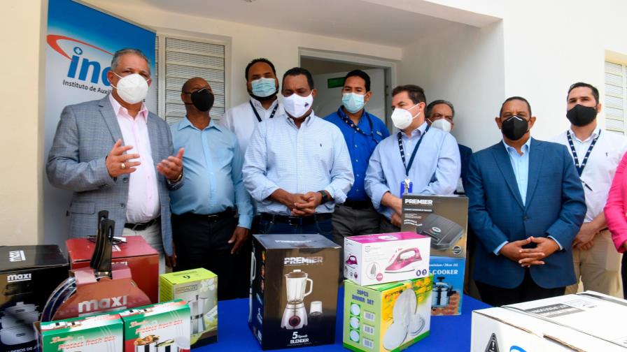 Entregan vivienda amueblada a hombre que vivía en extrema pobreza en batey de La Victoria