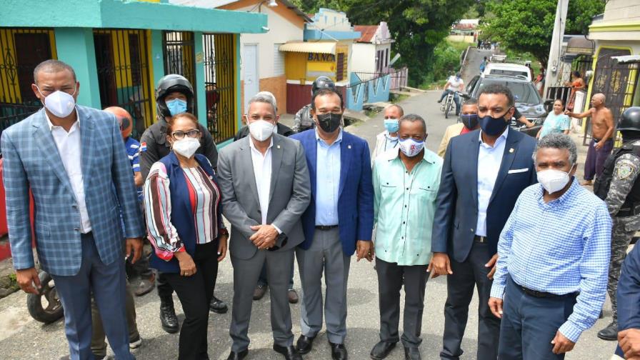 Senadores visitan apartamentos del INVI investigados por irregularidades en entrega 