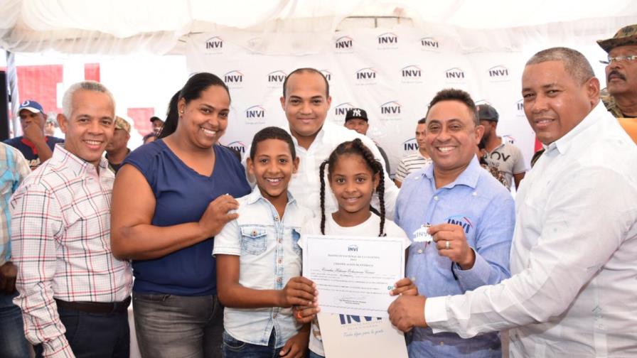 INVI entrega llaves a beneficiarios del proyecto Villa Progreso La Colonia, en Pedernales