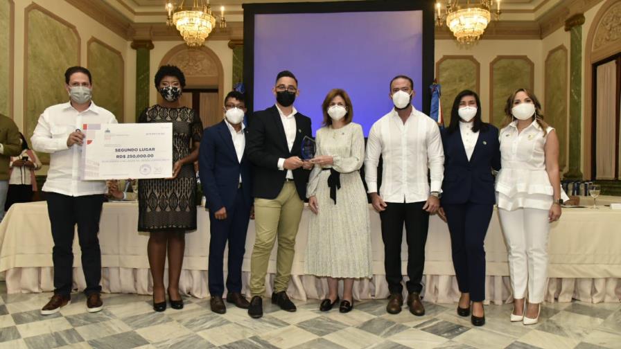 Gobierno entrega RD$850 mil a ganadores del diseño de nueva fachada del INVI