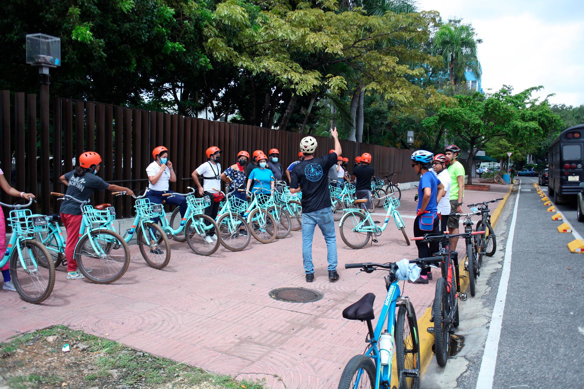 Invitados durante el recorrido por motivo del día internacional de la bicicleta.