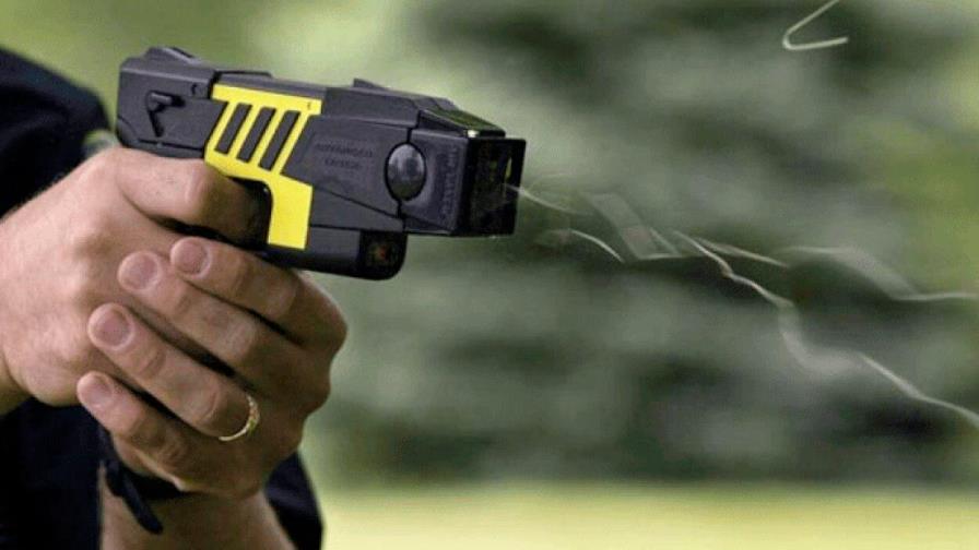 Hombre se incendia por electrochoques de policía