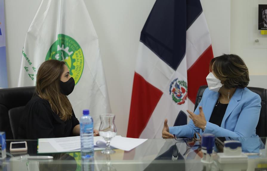 Entidades firman convenio para formar a mujeres emprendedoras en La Vega