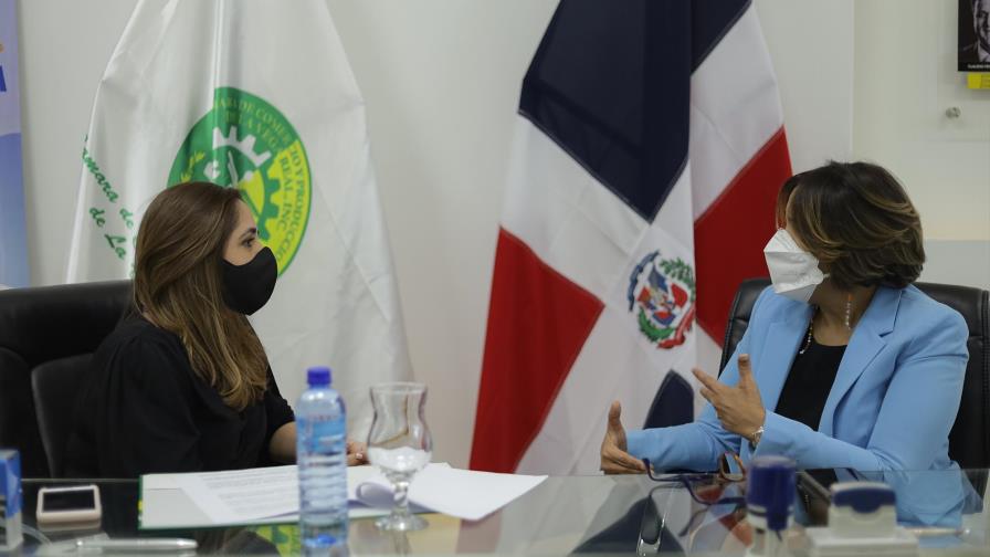 Entidades firman convenio para formar a mujeres emprendedoras en La Vega