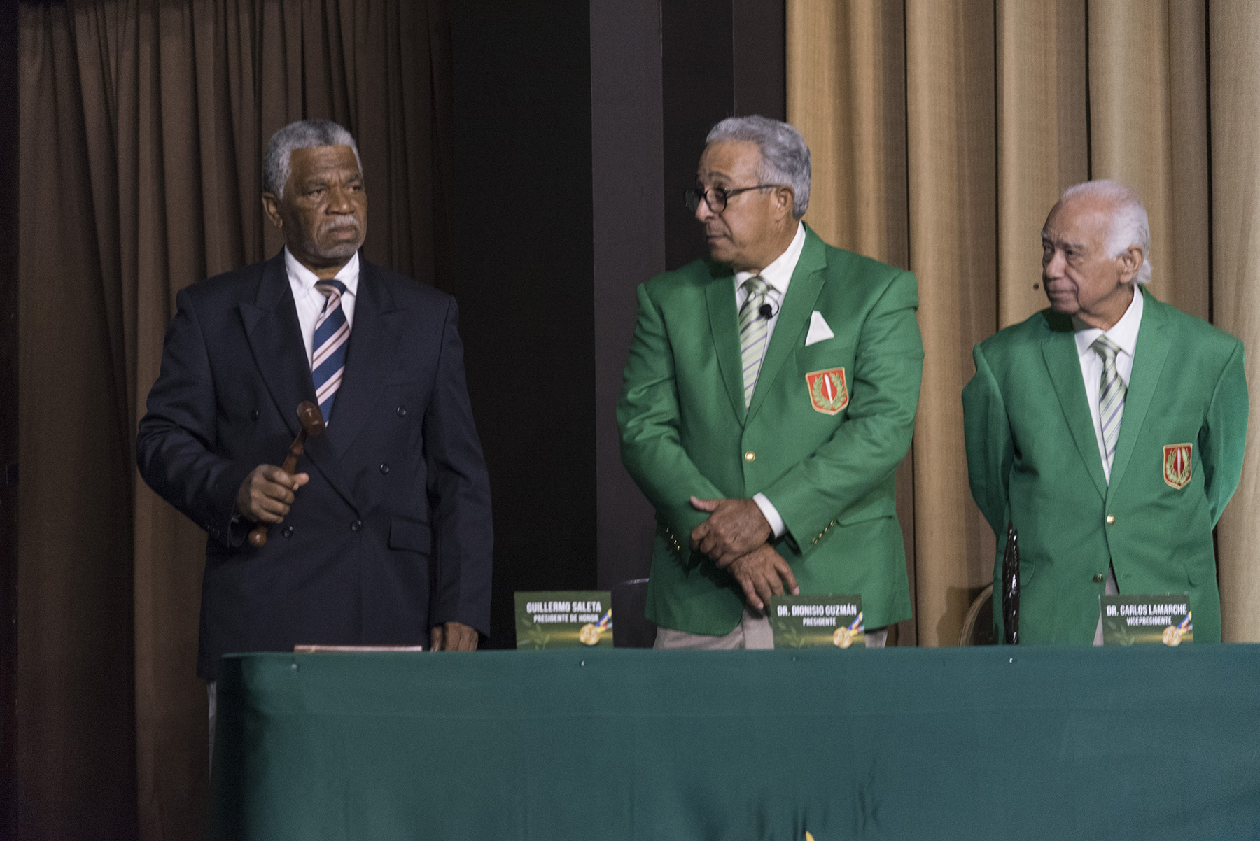 Isaac Ogando fue electo para ser el presidente del 53 ceremonial del Pabellón de la Fama del Deporte Dominicano. En la imagen recibe el mallete con el cual ejercerá esa función. La designación se hizo el domingo 11 de noviembre de 2018 en el Pabellón de la Fama del Deporte Dominicano.