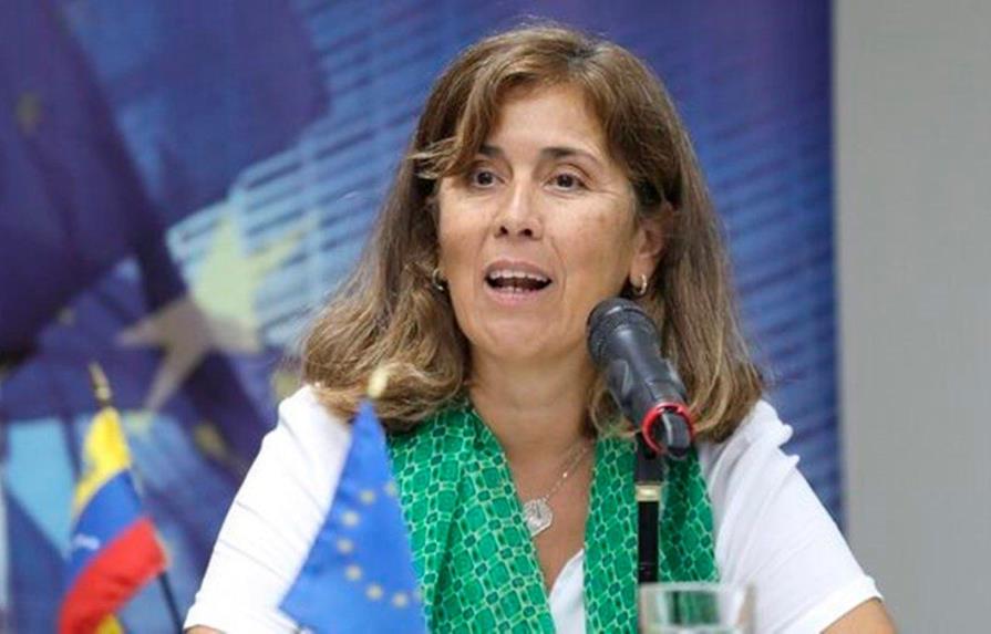 Suspensión de vuelos retrasa la expulsión de embajadora de la UE en Venezuela