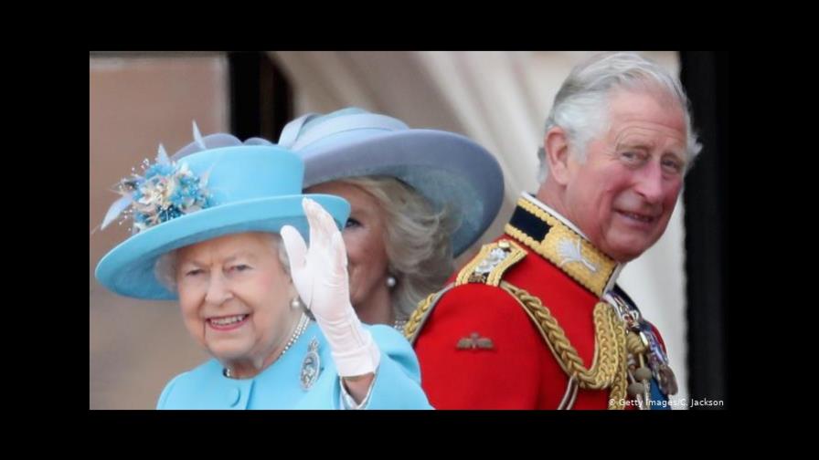 Isabel II alaba la labor de los voluntarios, entre ellos su familia