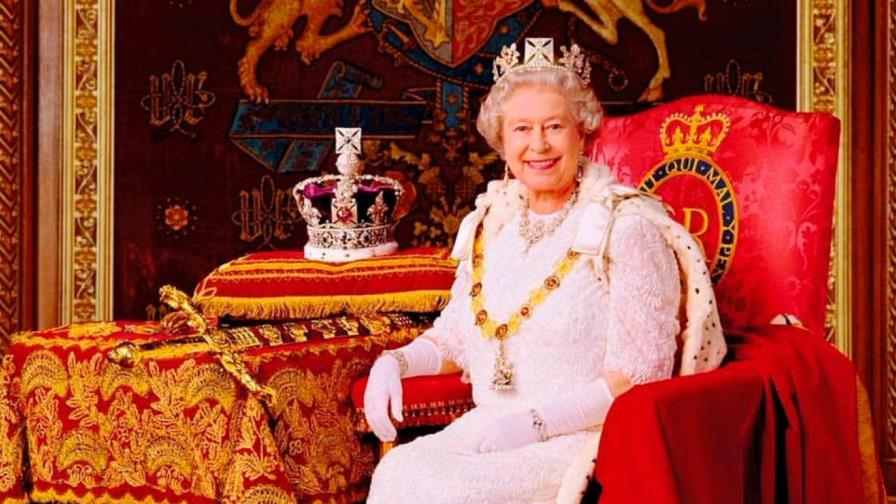Isabel II participa en su primera videollamada pública