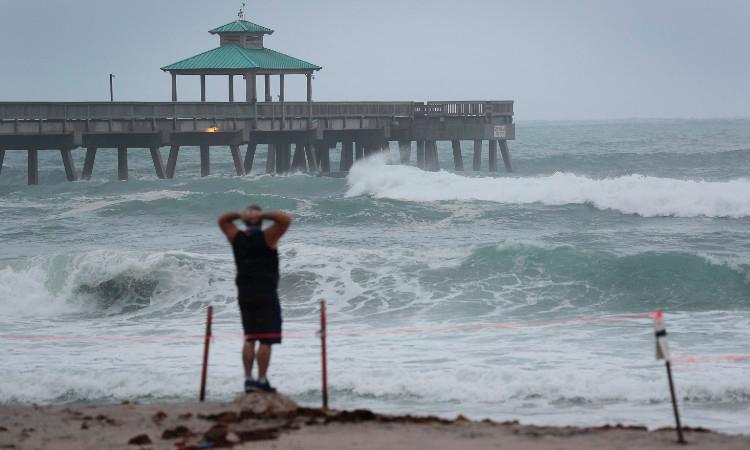 Isaías se pega de Florida con vientos de 100 k/h