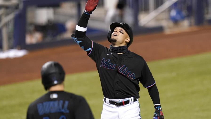 Díaz conduce a Marlins a victoria sobre Cerveceros Díaz conduce a Marlins a victoria sobre Cerveceros