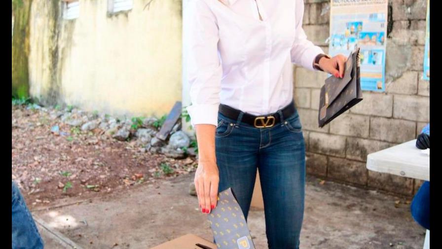 Isaura Taveras deposita su voto; es candidata a diputada