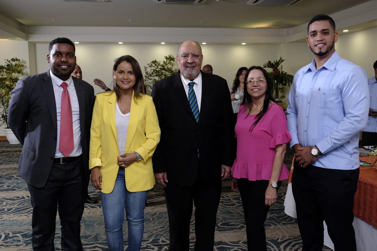 Estarlin Taveras, Anyi Lizardo, el rector Julio Sánchez Maríñez, Yanet Féliz y Jean Carlos Sánchez.