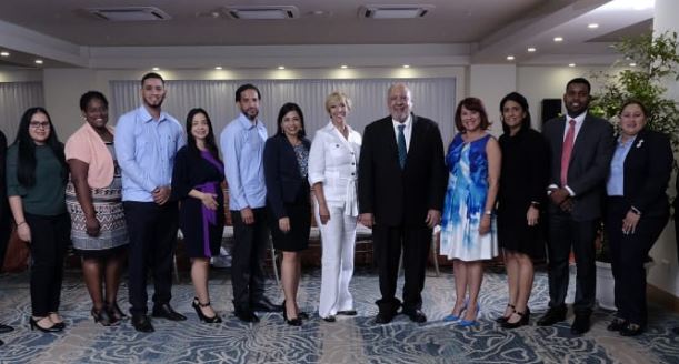 El equipo de Proyección Institucional del ISFODOSU junto al Rector Julio Sánchez Maríñez. 