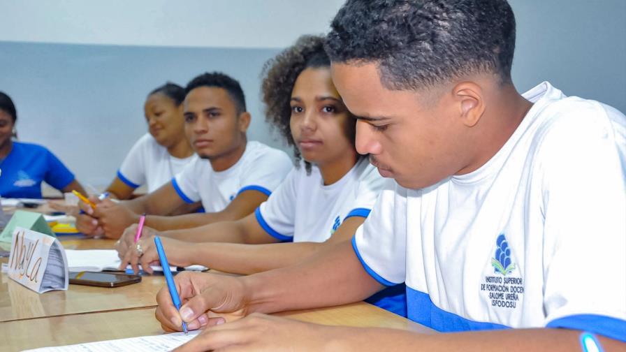 También dejan fuera del concurso de Educación a egresados Isfodosu
También dejan fuera del concurso egresados Isfodosu También dejan fuera del concurso de Educación a egresados Isfodosu
También dejan fuera del concurso egresados Isfodosu