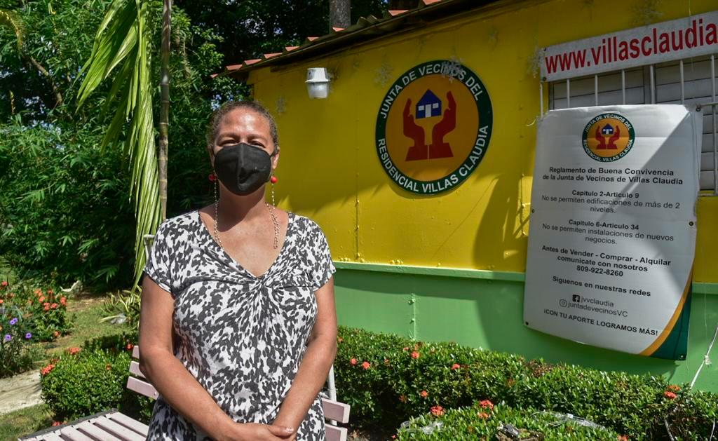 Isis Rojas, de la Junta de Vecinos de Villa Claudia, dice que la cloaca del sector se obstruyó por lo que se vieron obligados a corregir el problema con sus propios recursos.