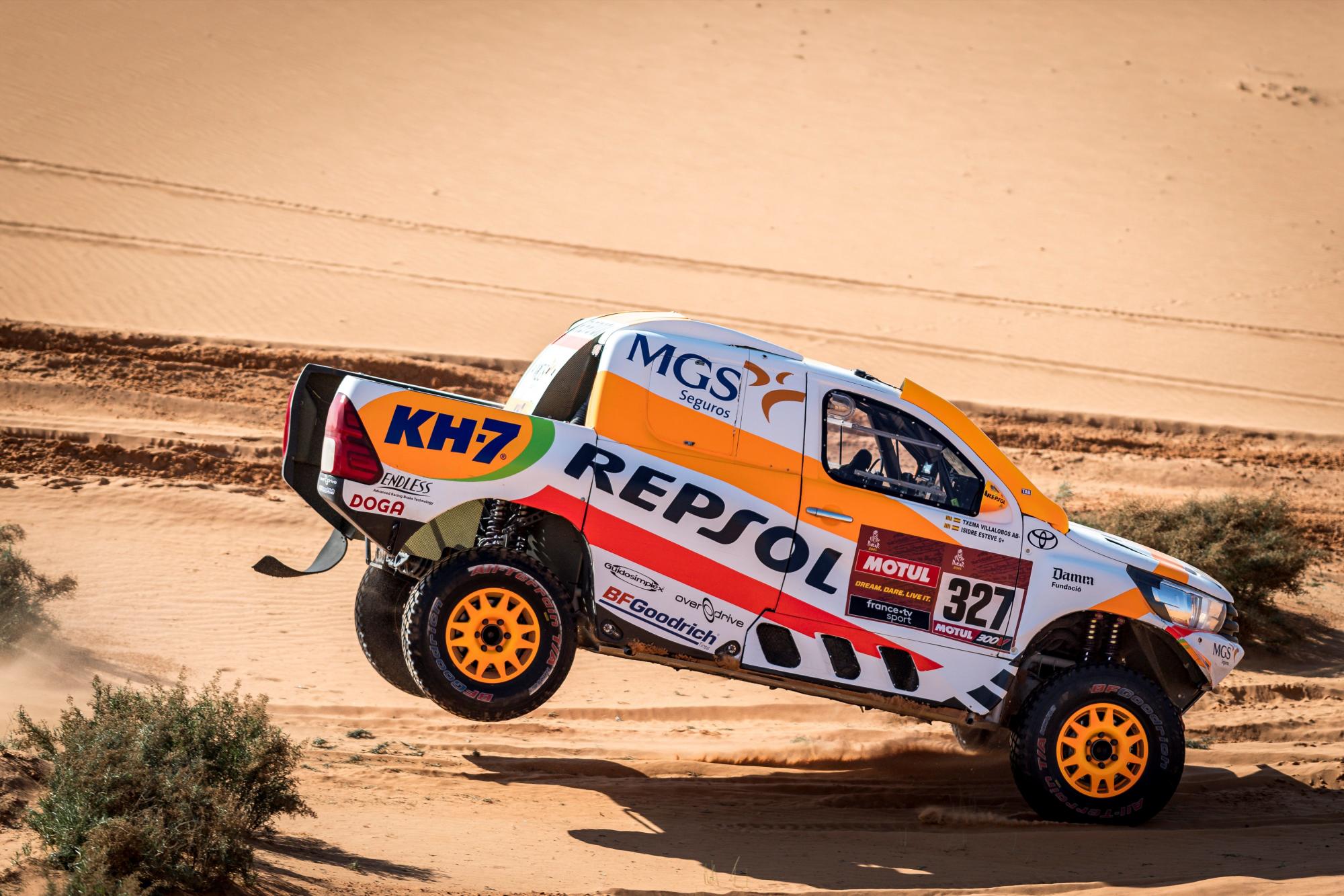 El piloto español Isidre Esteve durante la sexta etapa del Rally Dakar disputada este viernes entre Al Quaisumah y Hail, en Arabia Saudí. (EFE/Repsol Rally Team)