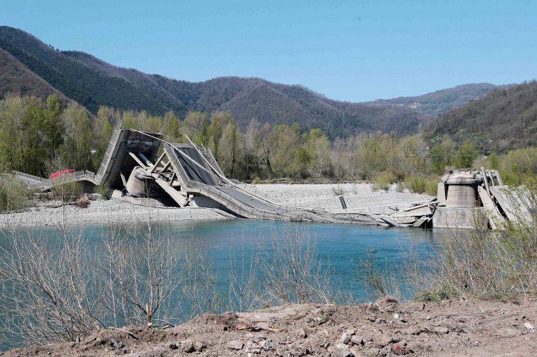 Cae puente en Italia después de que se subestimó grieta