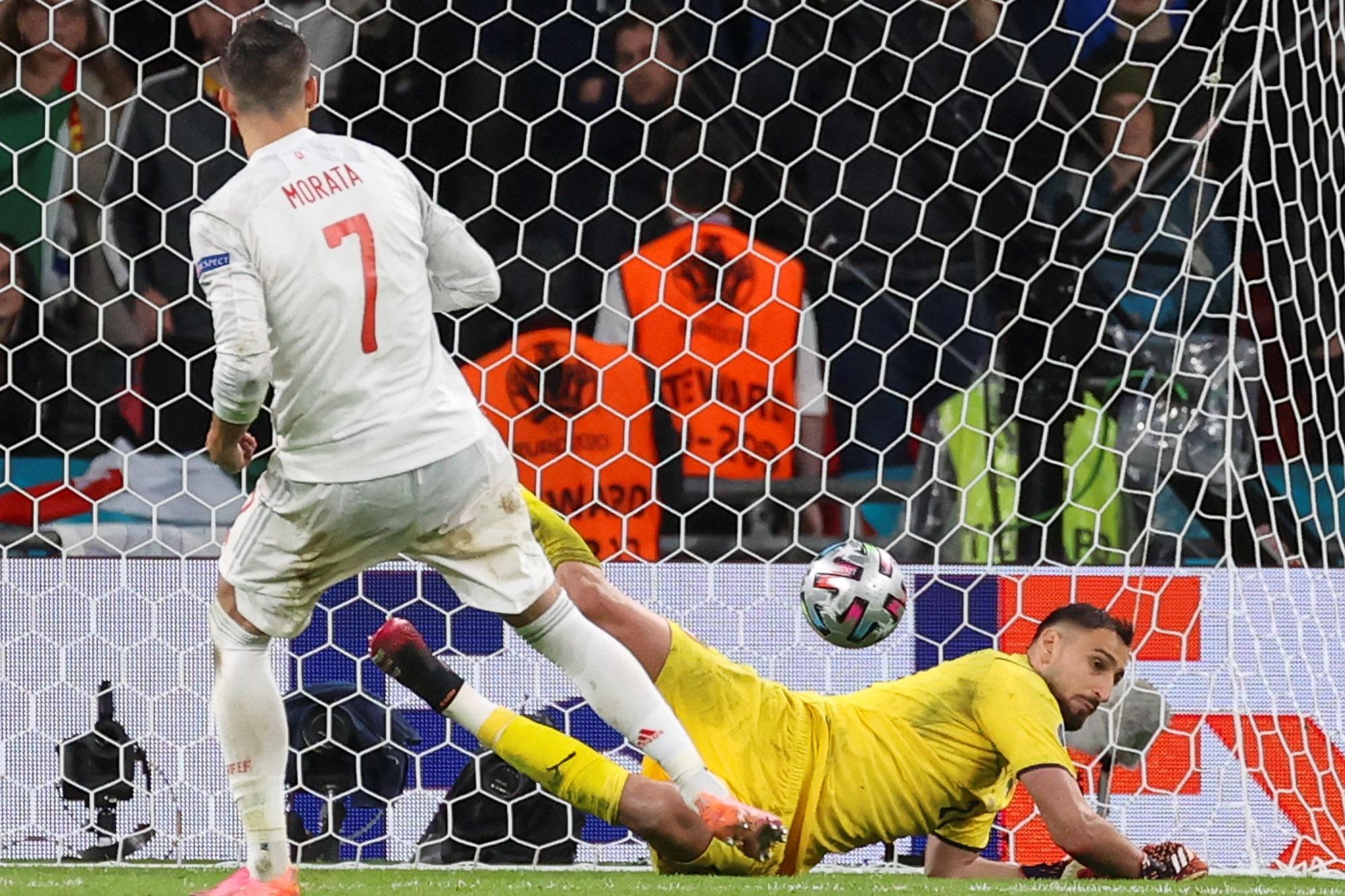 El delantero de la selección española Álvaro Morata (i) falla el penalti ante el portero italiano Gianluigi Donnarumma (d) durante la tanda de penalties el partido de semifinales de la Eurocopa 2020 entre España e Italia disputado este martes en el estadio de Wembley, en Londres. (EFE/Kiko Huesca)
