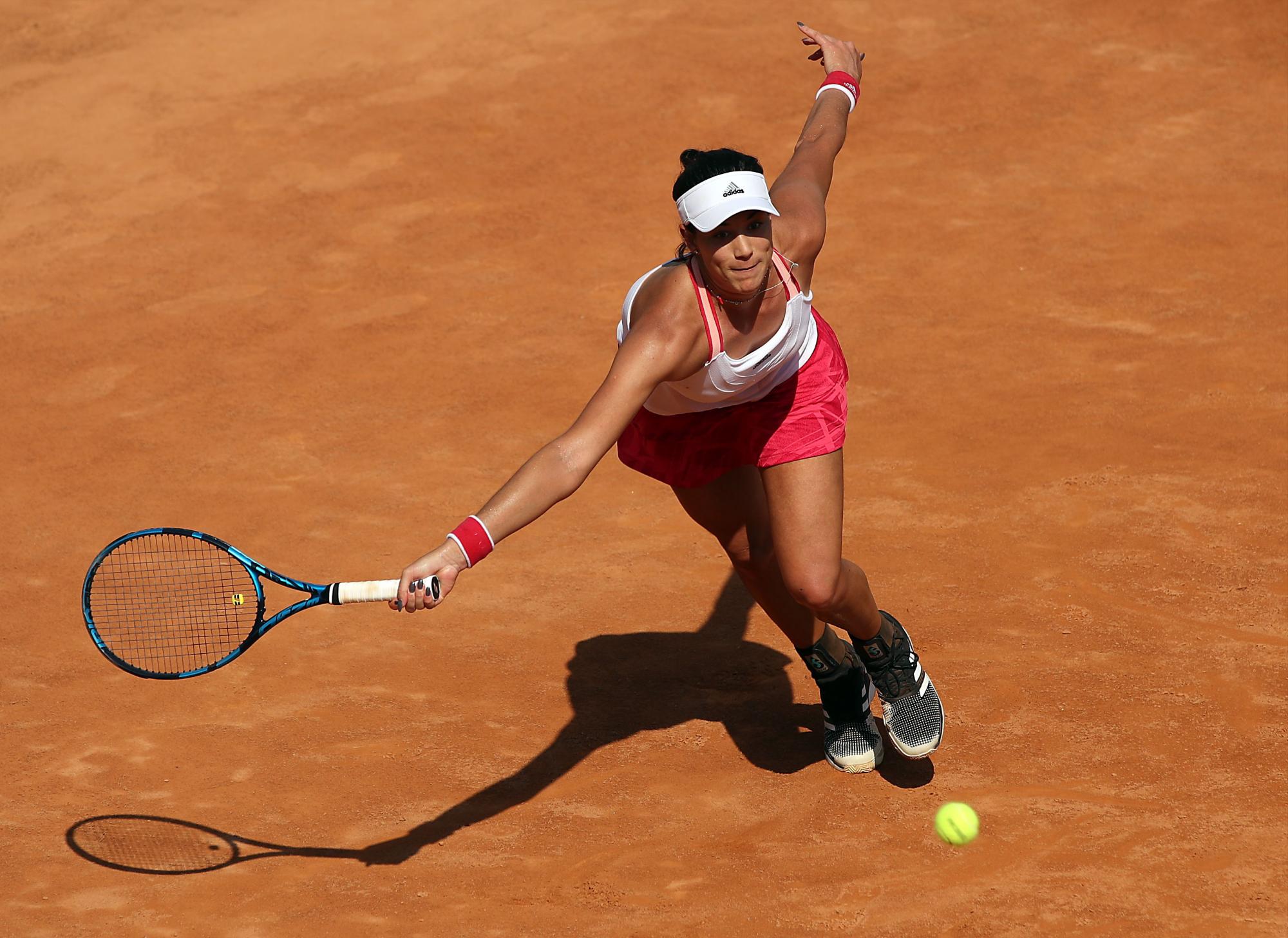 Novak Djokovic de Serbia en acción, en la jornada del 18/09/2020, que lo clasificó a los cuartos en el Másters 1000 de Roma. (EFE/Clive Brunskill)