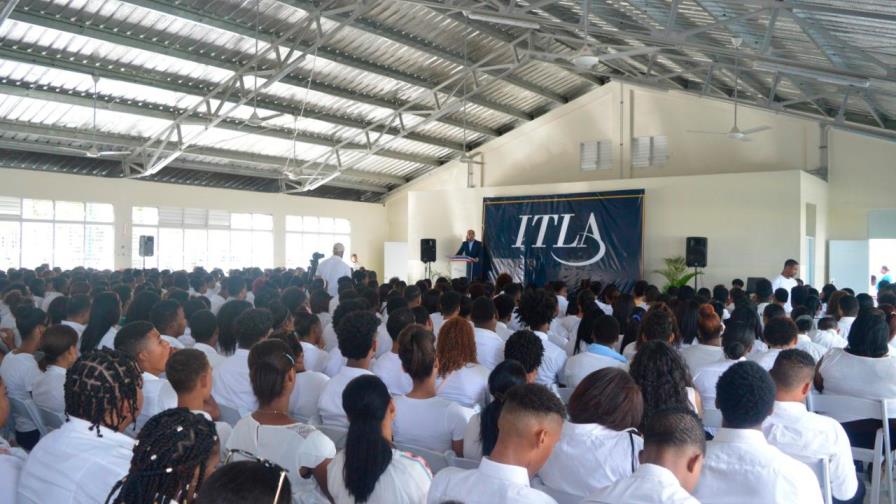 ITLA entrega más de 900 becas de inglés a munícipes de Boca Chica