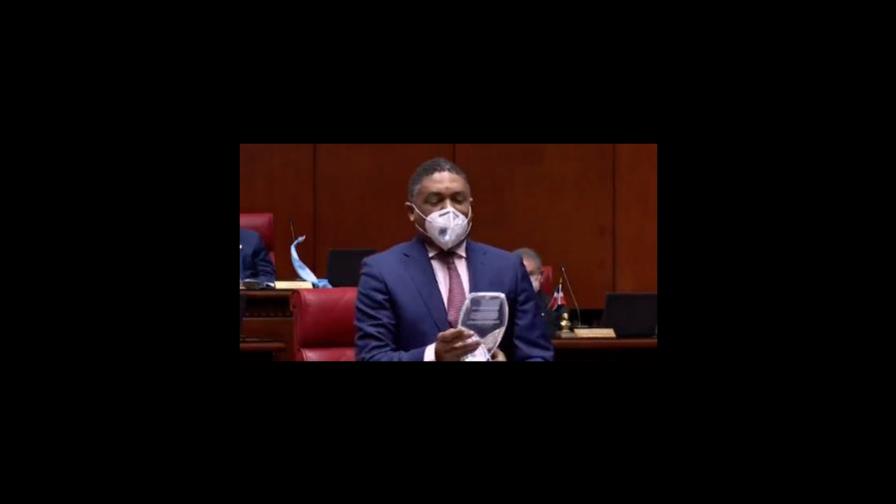 Bancada de senadores del PLD entrega placa de reconocimiento al PRM “por sus endeudamientos”