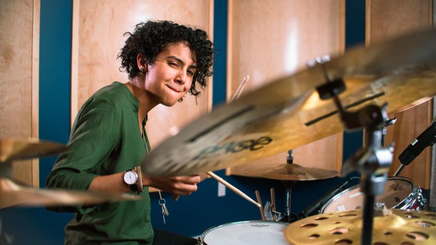 Ivanna Cuesta, la dominicana que ganó concurso mundial de bateristas en EEUU