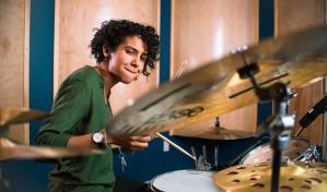 Ivanna Cuesta, la dominicana que gan&oacute; el concurso mundial de bateristas