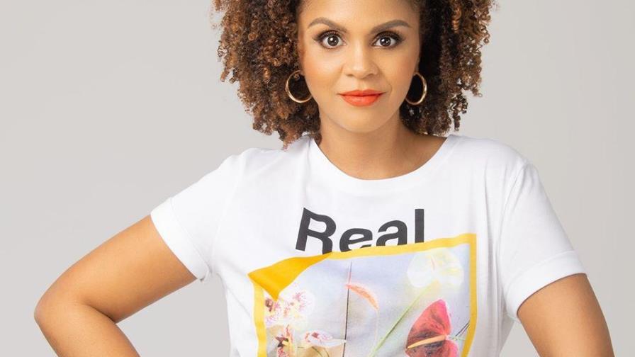 Beauty youtuber Ivelisse Vásquez recibe placa por sus 100,000 suscriptores