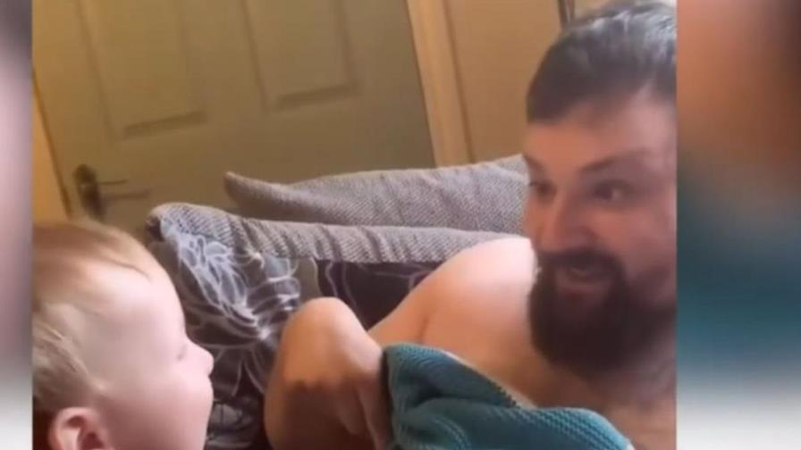 Así reacciona un bebé de 11 meses al ver a su padre sin barba por primera vez