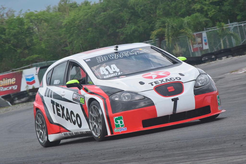 Jacky Khawly,  en su bólido, recorre el trazado del Autódromo Petronan.