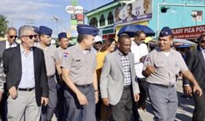 La Policía Comunitaria orienta jóvenes de los barrios