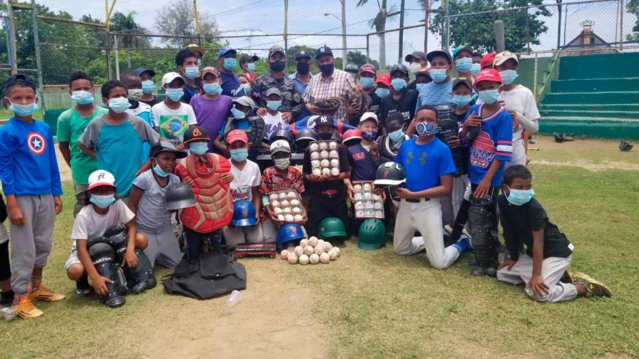 Policía, Miderec, Fedofútbol y Mets entregan utilería a ligas de Monte Llano Policía, Miderec, Fedofútbol y Mets entregan utilería a ligas de Monte Llano