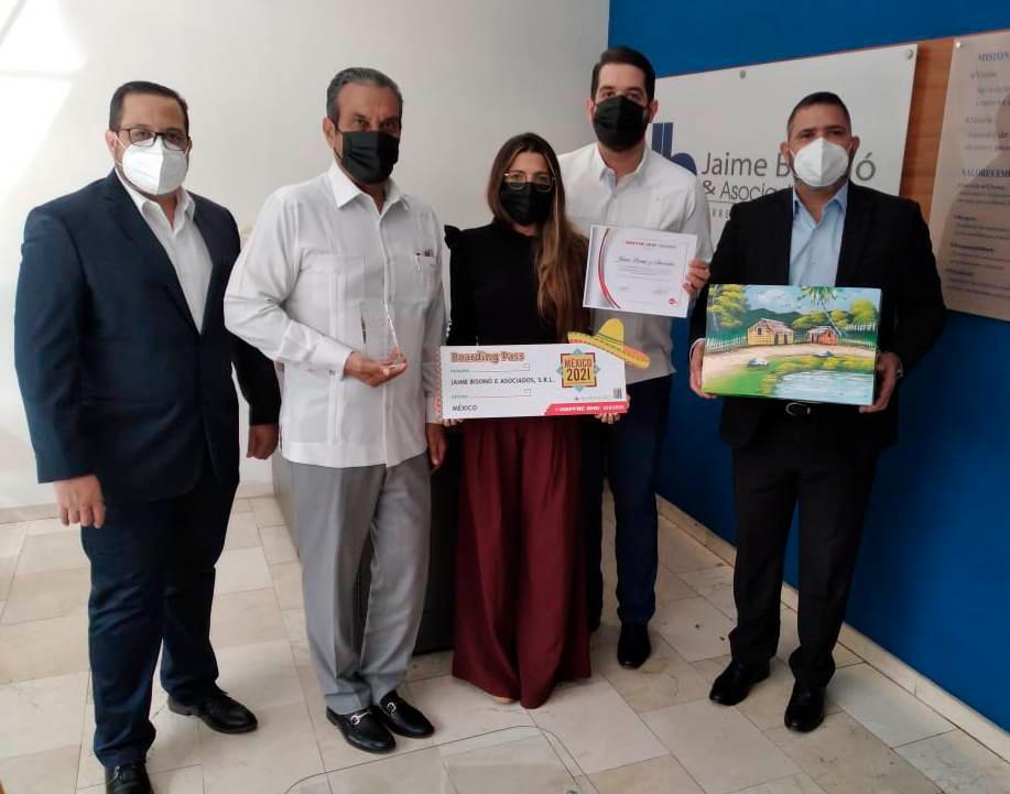 Rafael L. Ureña, Jaime Bisonó, Melissa Bisonó de Acosta, Ernesto Acosta Morey y Joan Ariel García. (Fuente Externa)