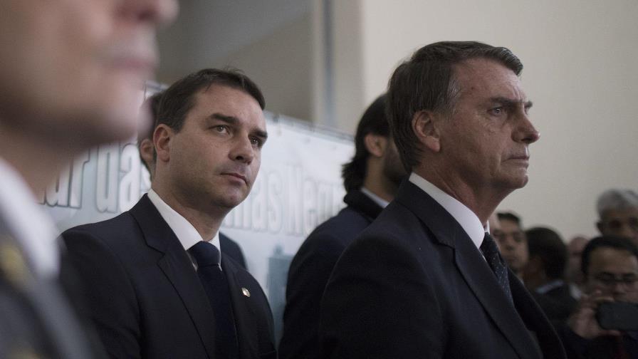 El hijo mayor de Bolsonaro declara ante la Fiscalía por un caso de corrupción