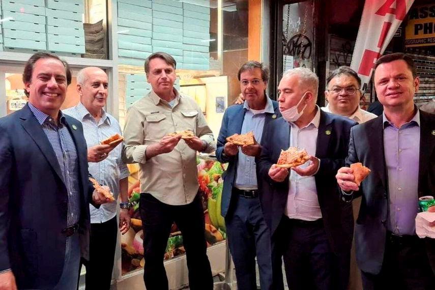 Sin estar vacunado, Bolsonaro come una pizza en la calle en Nueva York
