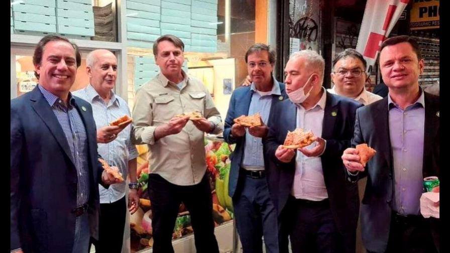 Sin estar vacunado, Bolsonaro come una pizza en la calle en Nueva York