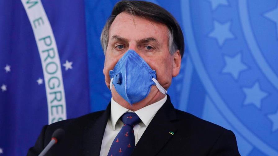 Bolsonaro, aislado por COVID-19, pide a alcaldes que abran el comercio