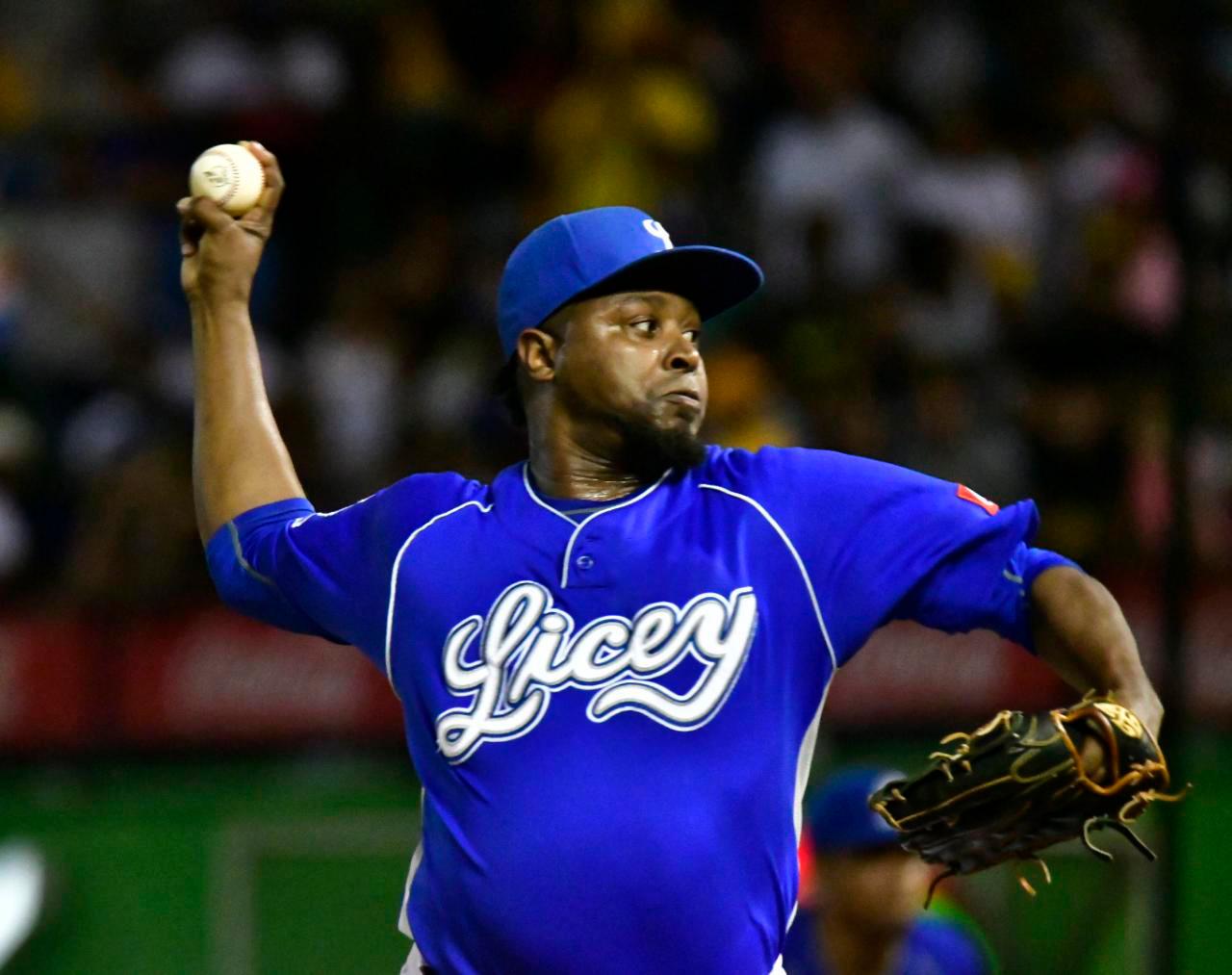 Jairo Asencio, de los Tigres del Licey, lanza durante el noveno episodio contra las Águilas Cibaeñas en el partido que ganó su equipo 7-4 la noche del lunes 13 de enero de 2020 en el Estadio Quisqueya, correspondiente al round robin de la pelota invernal dominicana.