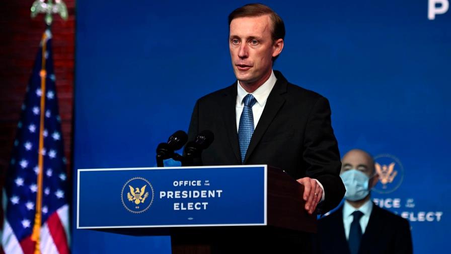 Biden habla con presidente ucraniano y lo recibirá este verano en Washington