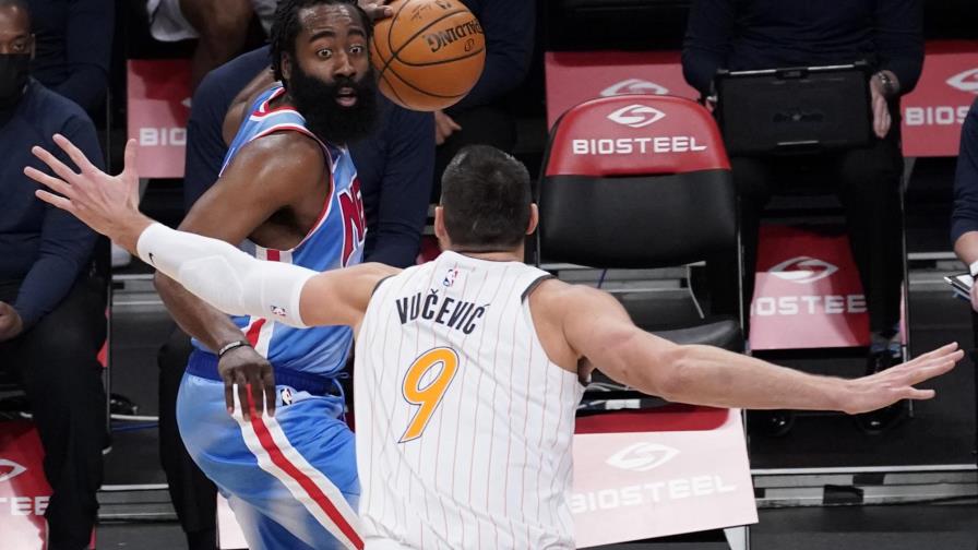 Harden debuta con triple doble; Nets triunfan frente al Magic