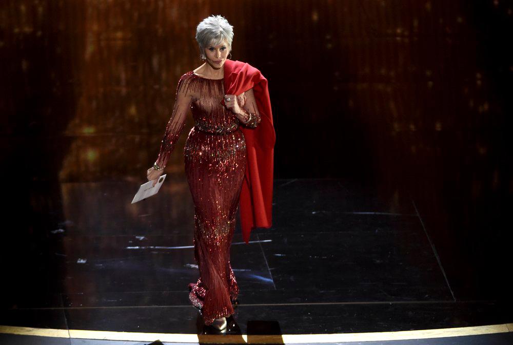 Jane Fonda aparece en el escenario para presentar el premio a la mejor película en los Oscar el domingo 9 de febrero de 2020 en el Dolby Theatre de Los Ángeles.