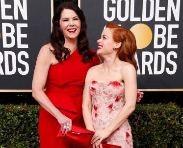 Jane Levy (derecha) y Lauren Graham.
