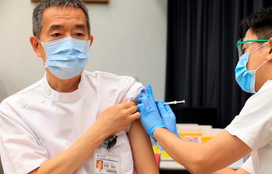 Japón empieza a administrar la vacuna contra el covid a los mayores de 65 años