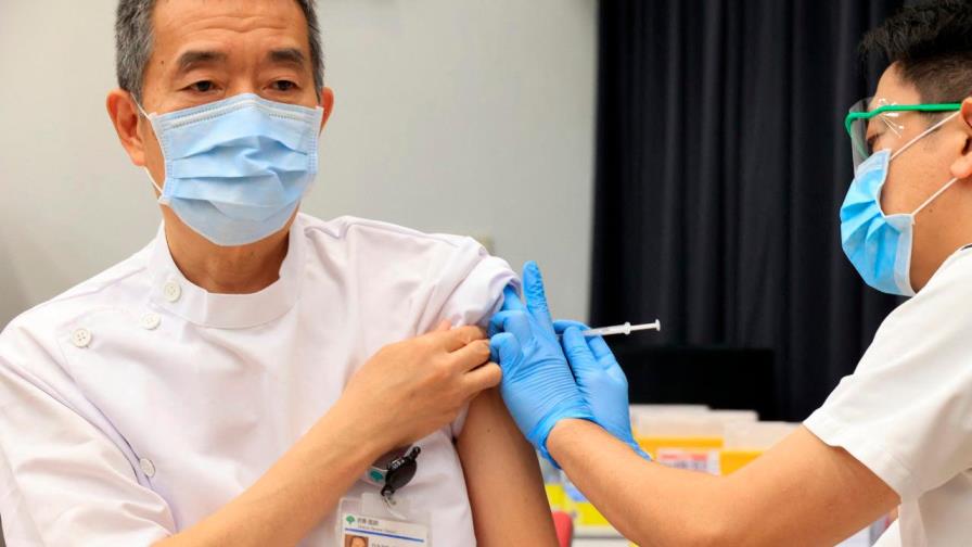 Japón empieza a administrar la vacuna contra el covid a los mayores de 65 años