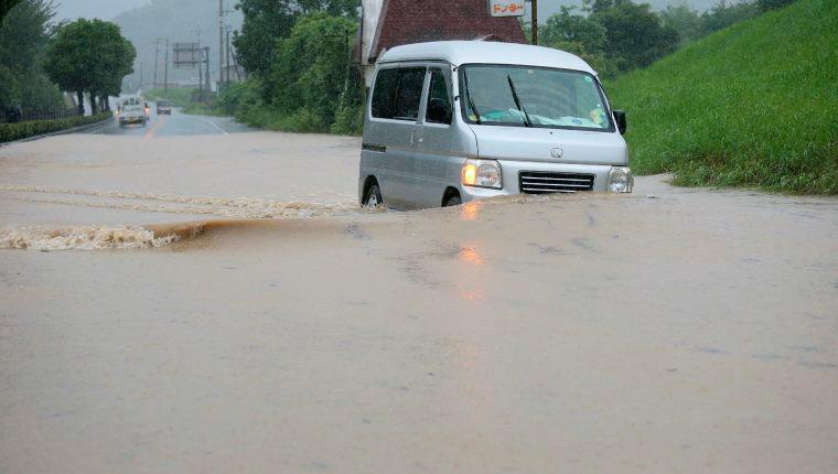 Fuertes lluvias en Japón fuerzan la evacuación de unas 75,000 personas