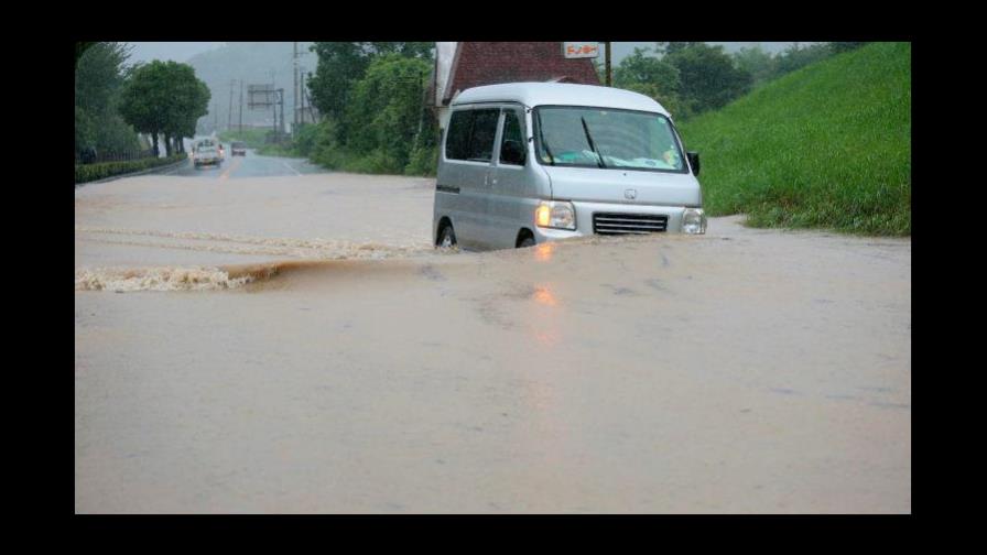 Fuertes lluvias en Japón fuerzan la evacuación de unas 75,000 personas