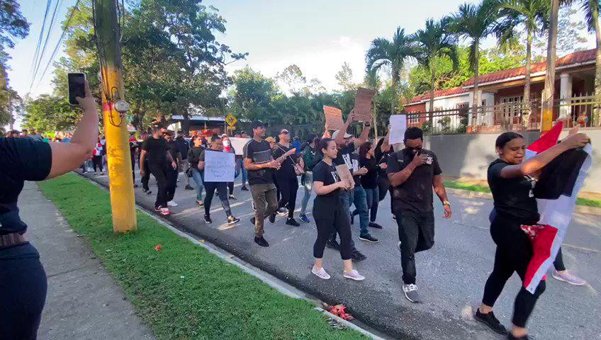 Manifestantes frente a la Junta Electoral de Jarabacoa.