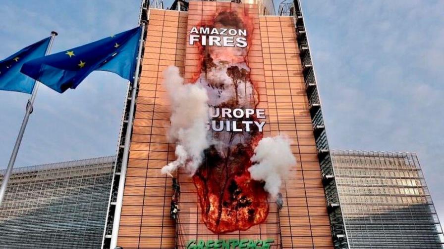 Greenpeace despliega pancarta contra deforestación Amazonía en sede de CE