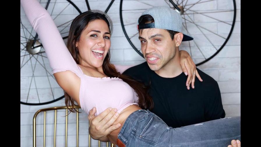 Video |  Javier Grullón debuta como solista con canción dedicada a su esposa, Karla Fatule 